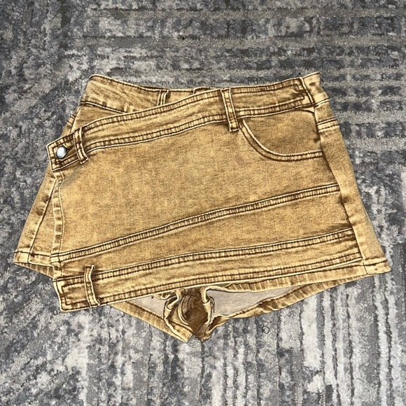 Stylish Tan Women's Shorts - Picture 4 of 7
